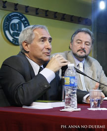 El Dr. Jorge Frank haciendo su presentaación del libro